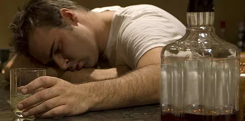 Как вывести человека из длительного запоя: стратегия безопасности и этапного подхода